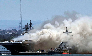 В США горит военный корабль – 21 человек пострадал