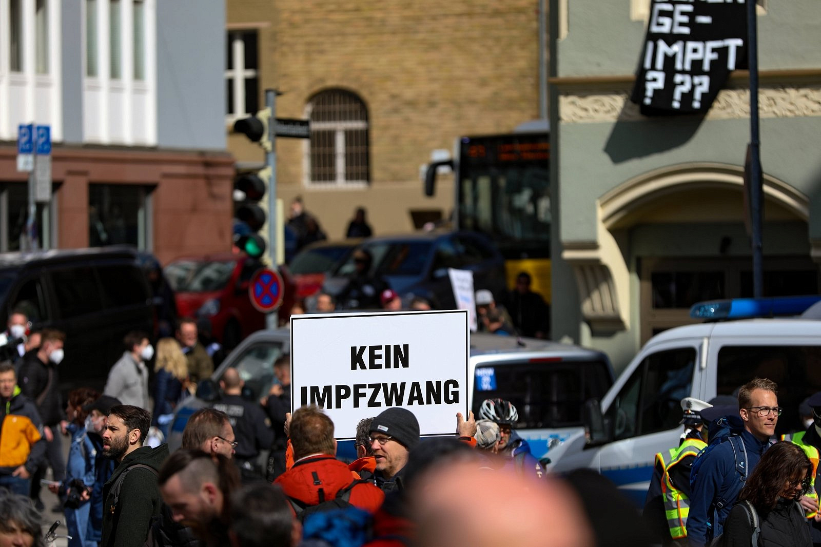 В Германии начались массовые протесты против вакцинации
