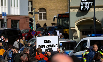 В Германии начались массовые протесты против вакцинации