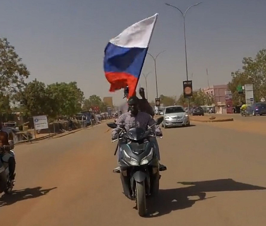 Жители Буркина-Фасо стали выходить на улицы с российскими флагами