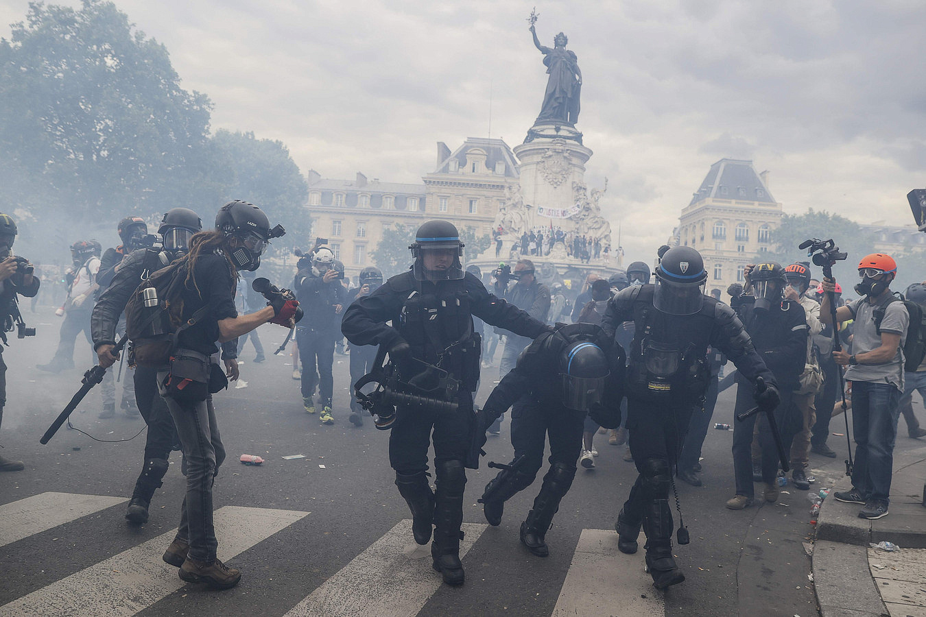 Во Франции сравнили протесты в США и в России