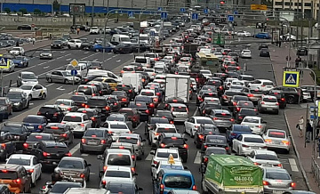 Петербуржцы продолжают жаловаться на ежедневные многокилометровые пробки
