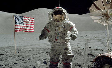 Американский профессор назвал лунные миссии США бесполезными