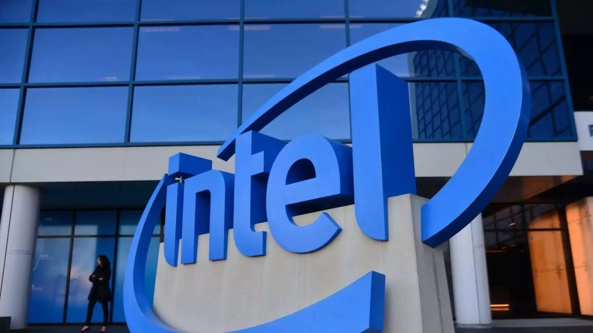 Интел строй. Intel. Интел фото. Intel Corporation технологические компании. Убыток в первом квартале новой фирме.