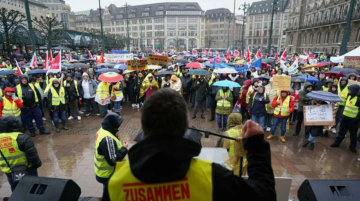 Забастовка транспортников в Германии. Забастовка в Германии сейчас. Работники общественного транспорта в Германии бастуют.