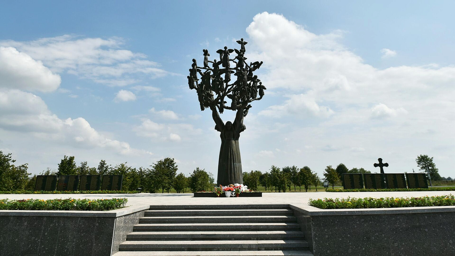 Омбудсмен Северной Осетии призвал лишить террориста Басаева почетных званий