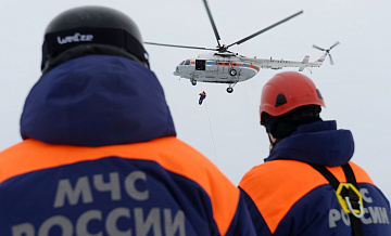 На рудник в Приамурье, где произошло ЧП с горняками, прилетел вертолет МЧС