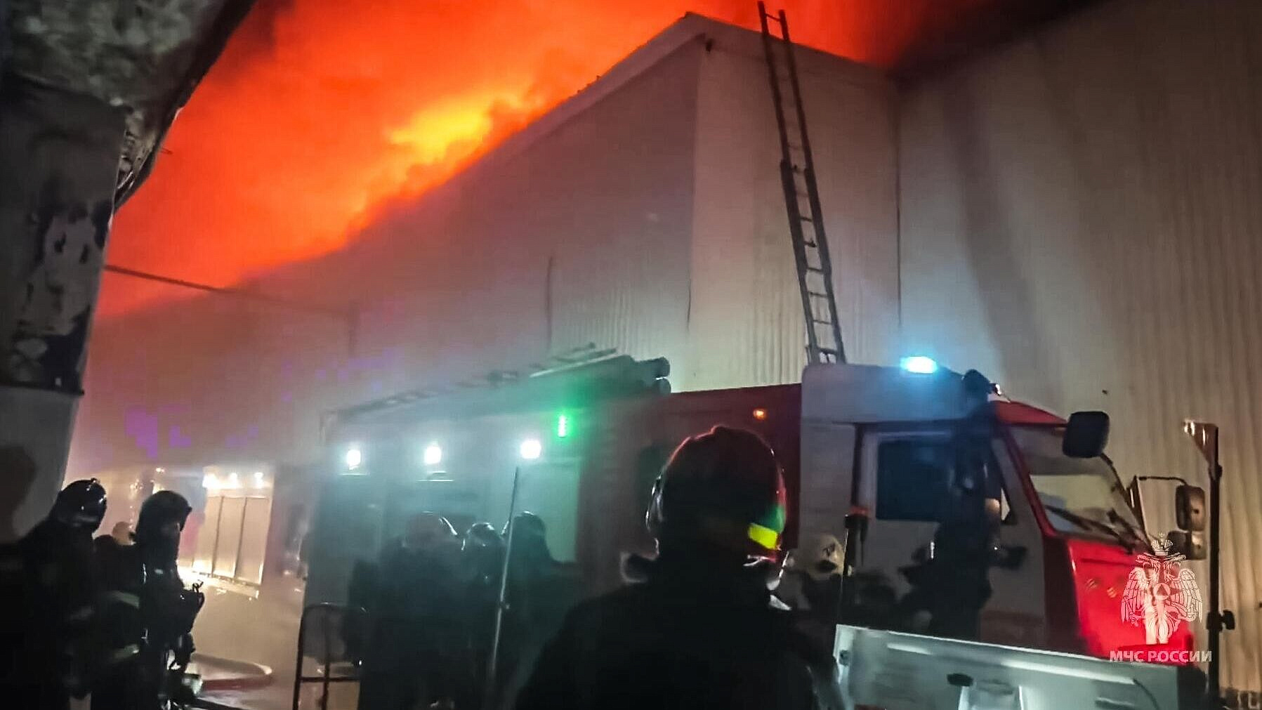 На востоке Москвы обрушилась кровля горящего здания