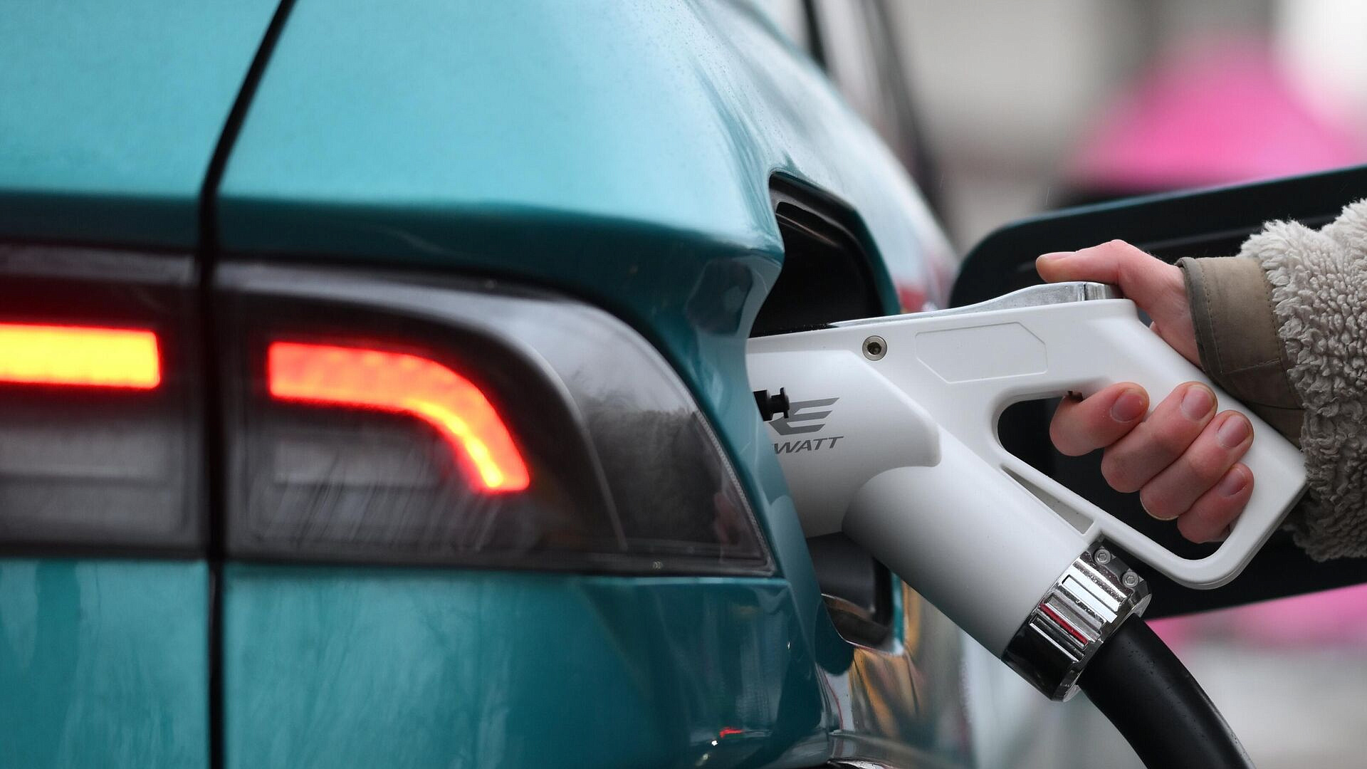 Придорожные АЗС с 1 марта будут оснащать зарядками для электромобилей