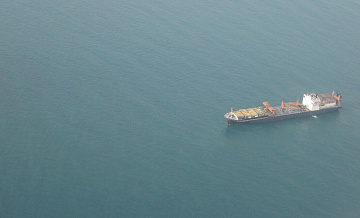 Дрейфовавший по Неве сухогруз остановился в 30 метрах от берега