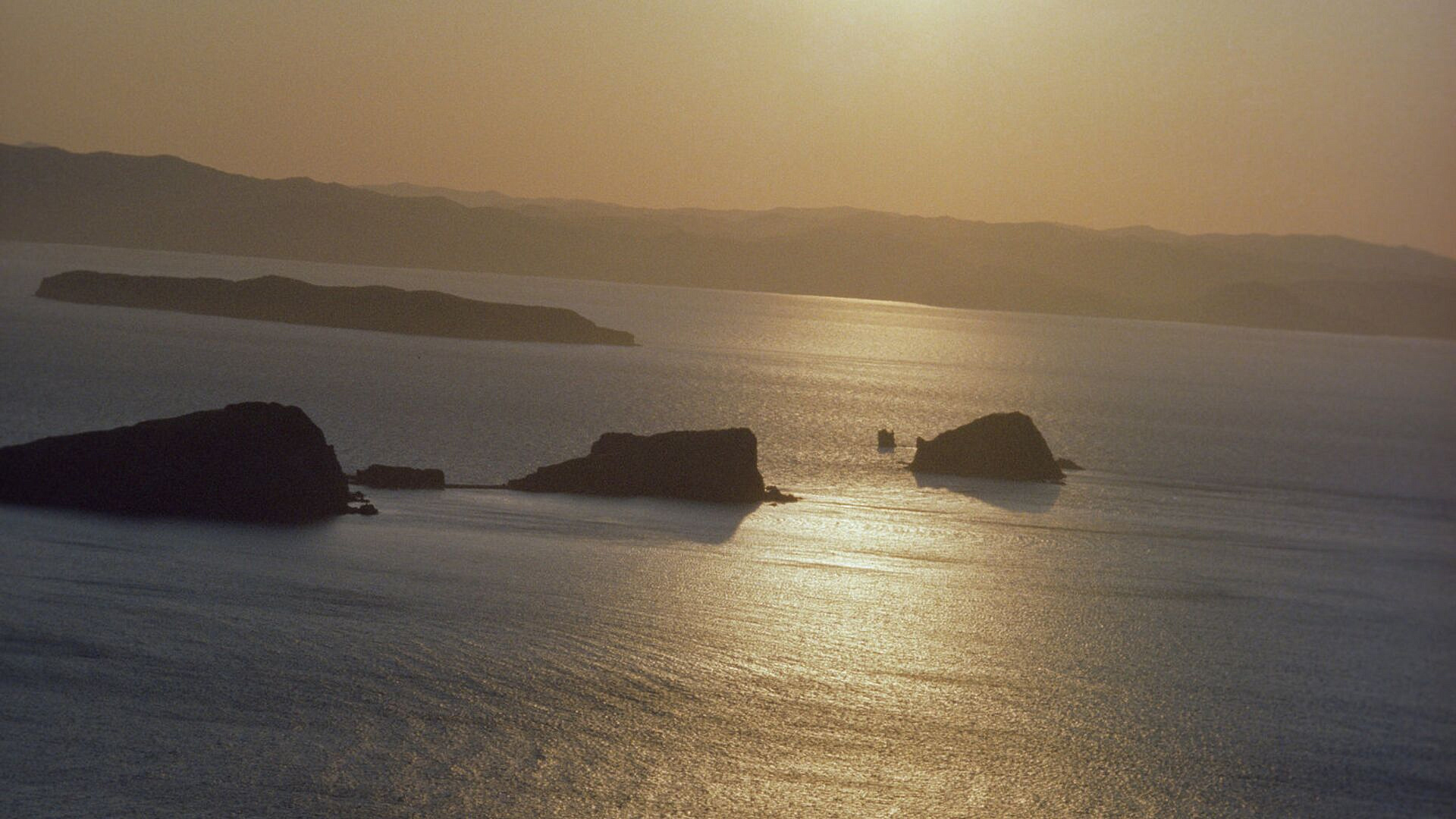 Экипаж ТОФ спас людей, которых уносило ветром в залив Петра Великого