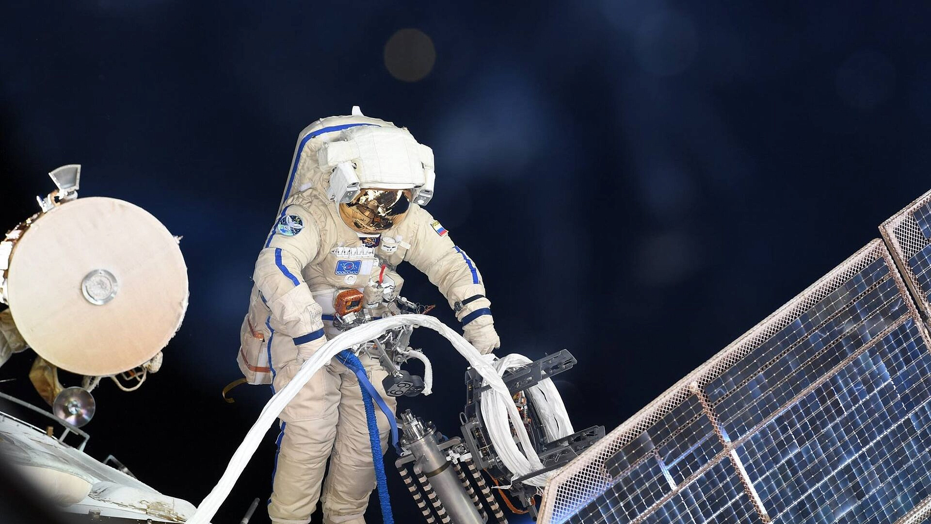 В скафандре на 12 часов работы нет необходимости, заявили в "Звезде"