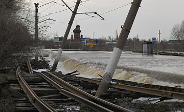 Паводковая вода подступила к железнодорожным путям в Орске