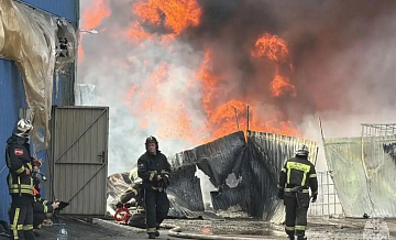 В Брянске временно ограничили движение на месте пожара на складе ГСМ