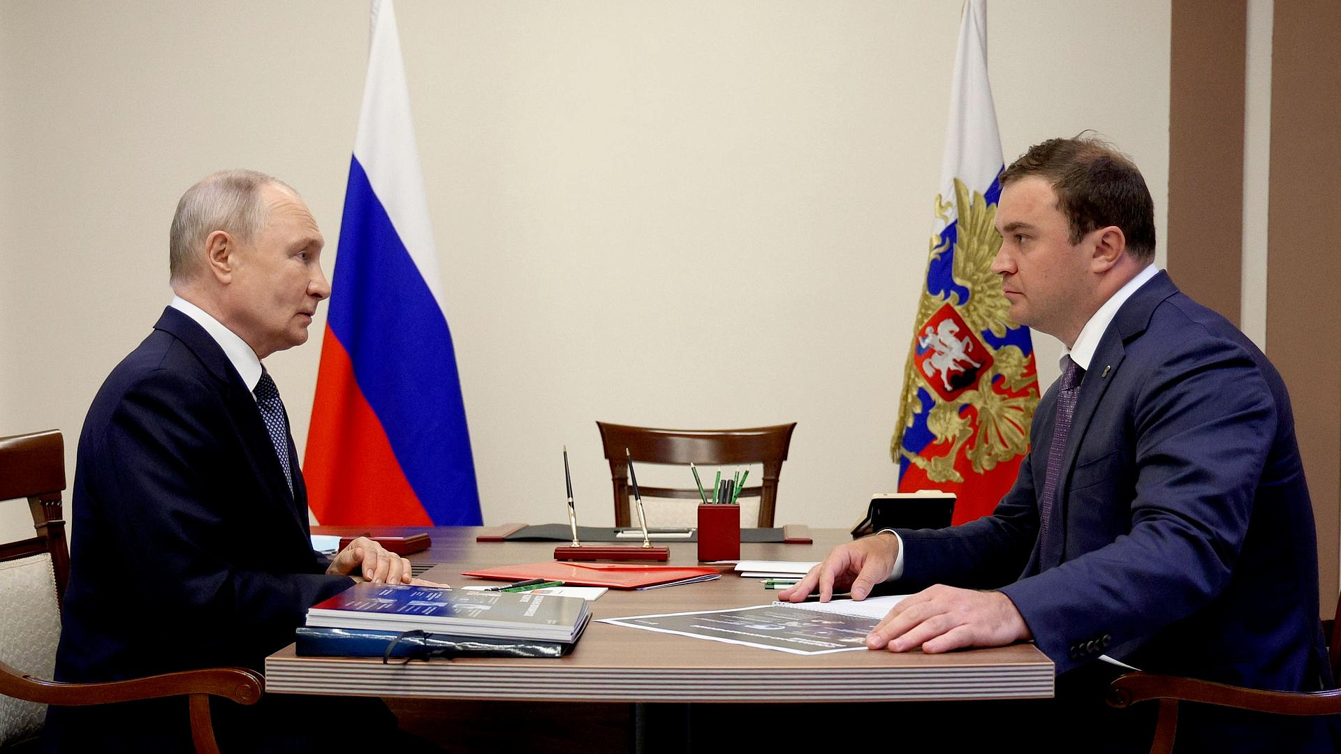 Губернатор Омской области передал Путину сувениры, связанные с регионом
