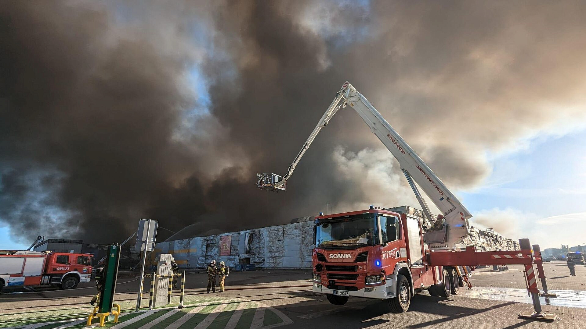 В Варшаве локализовали крупный пожар в ТЦ