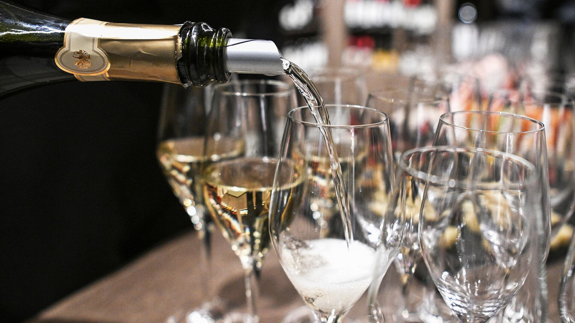 Роскачество оценило долю российского вина в ресторанах