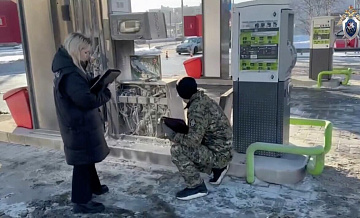 Девушку, поджегшую топливную колонку в Петербурге, отправили в СИЗО