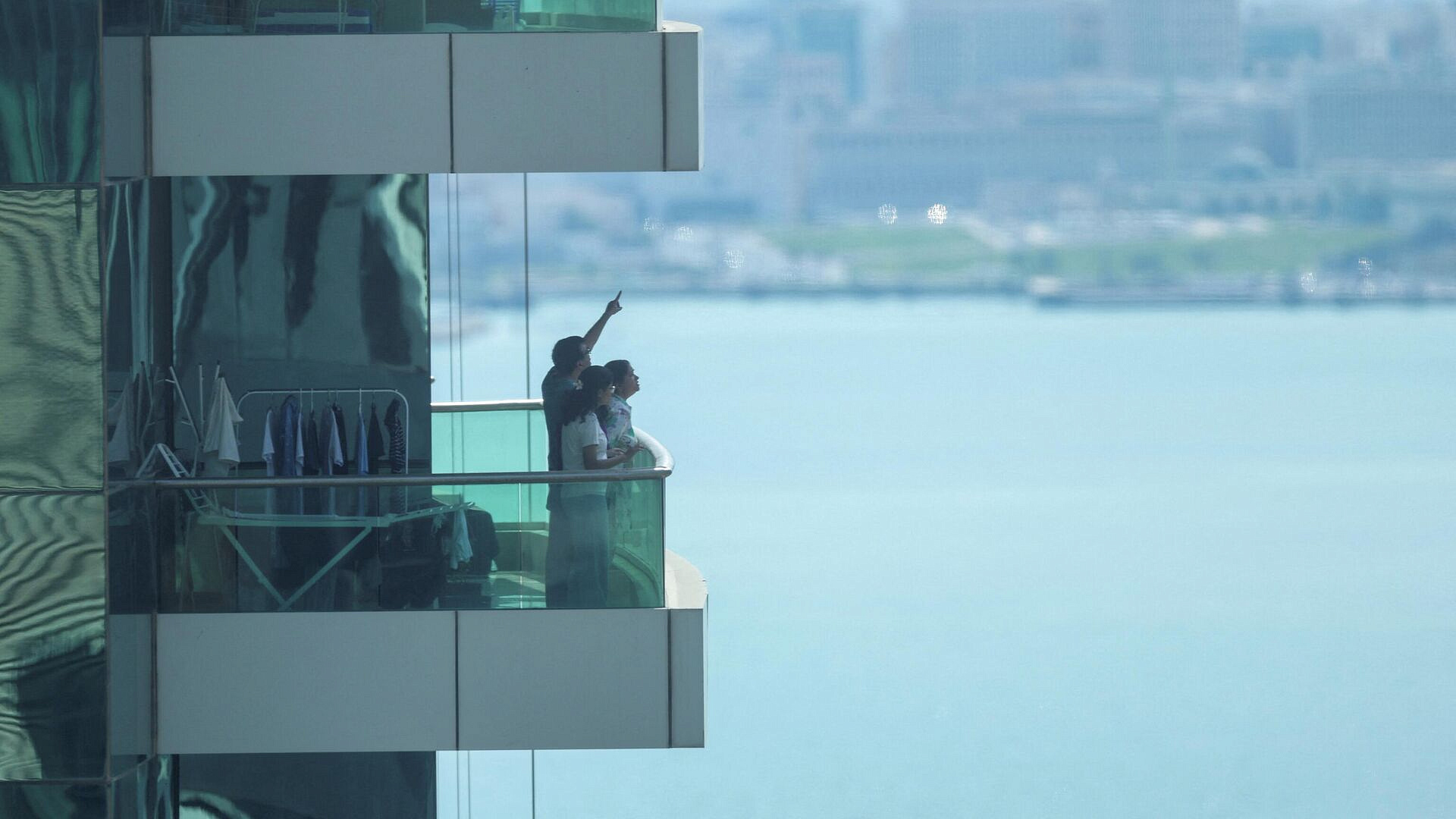 В районе американской авиабазы в Катаре виден столб дыма