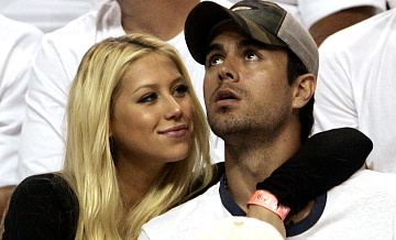 Энрике Иглесиас поделился семейным фото с Анной Курниковой и детьми