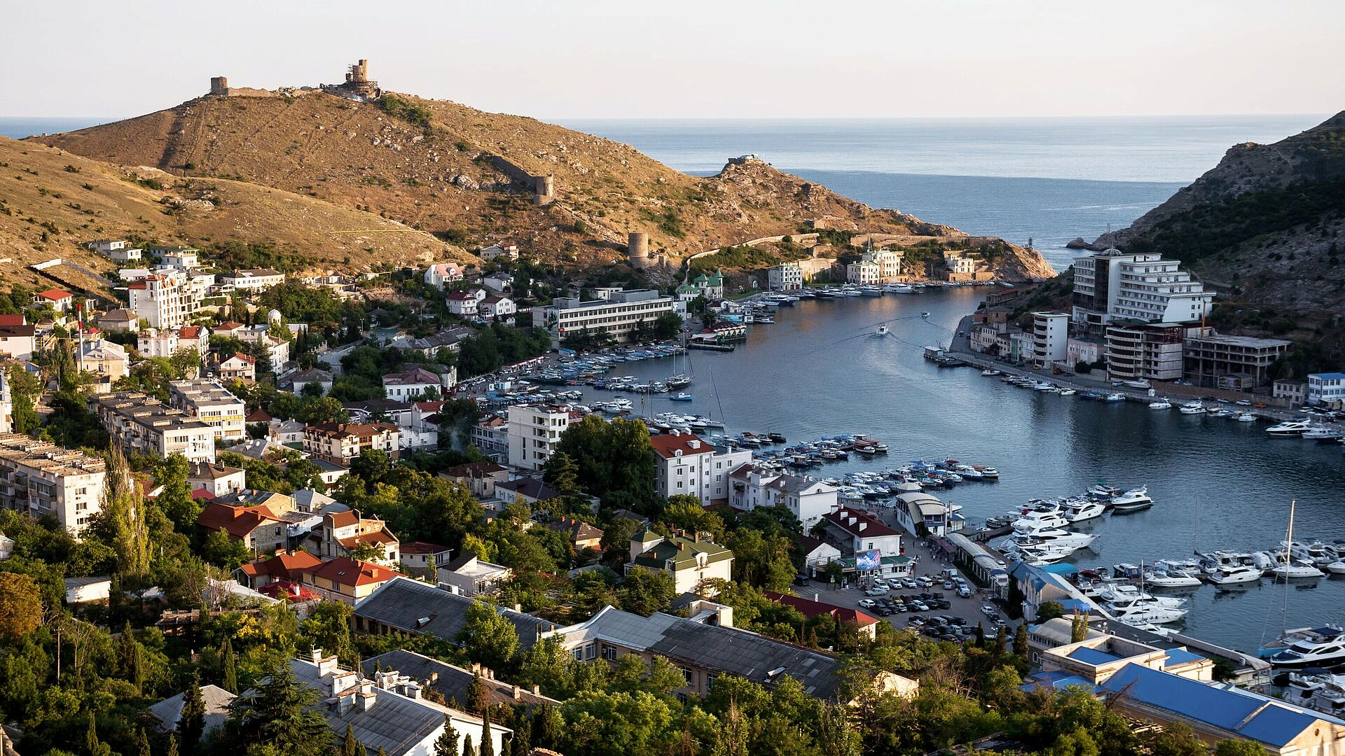 В Севастополе на приусадебных участках вспыхнула сухая трава