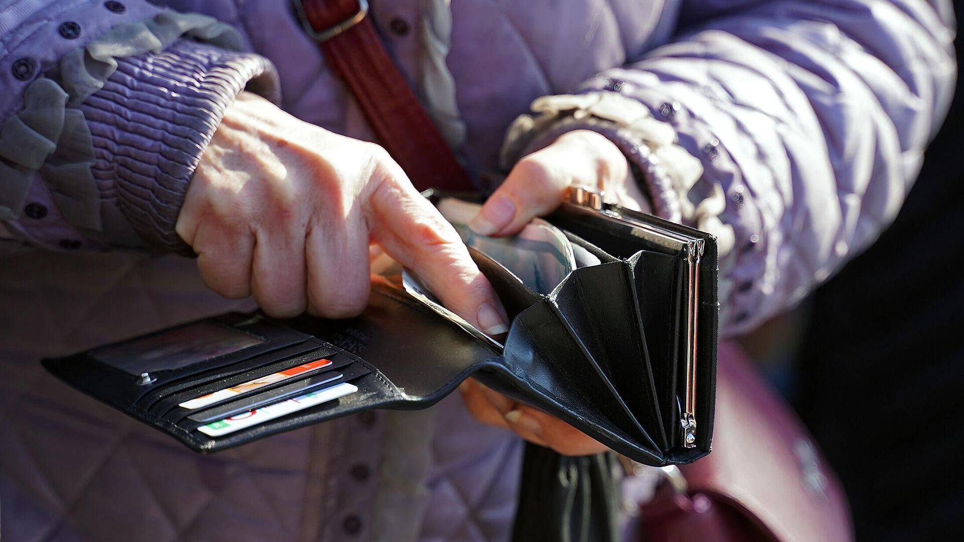 ВТБ назвал три главные схемы мошенников, нацеленные на пенсионеров