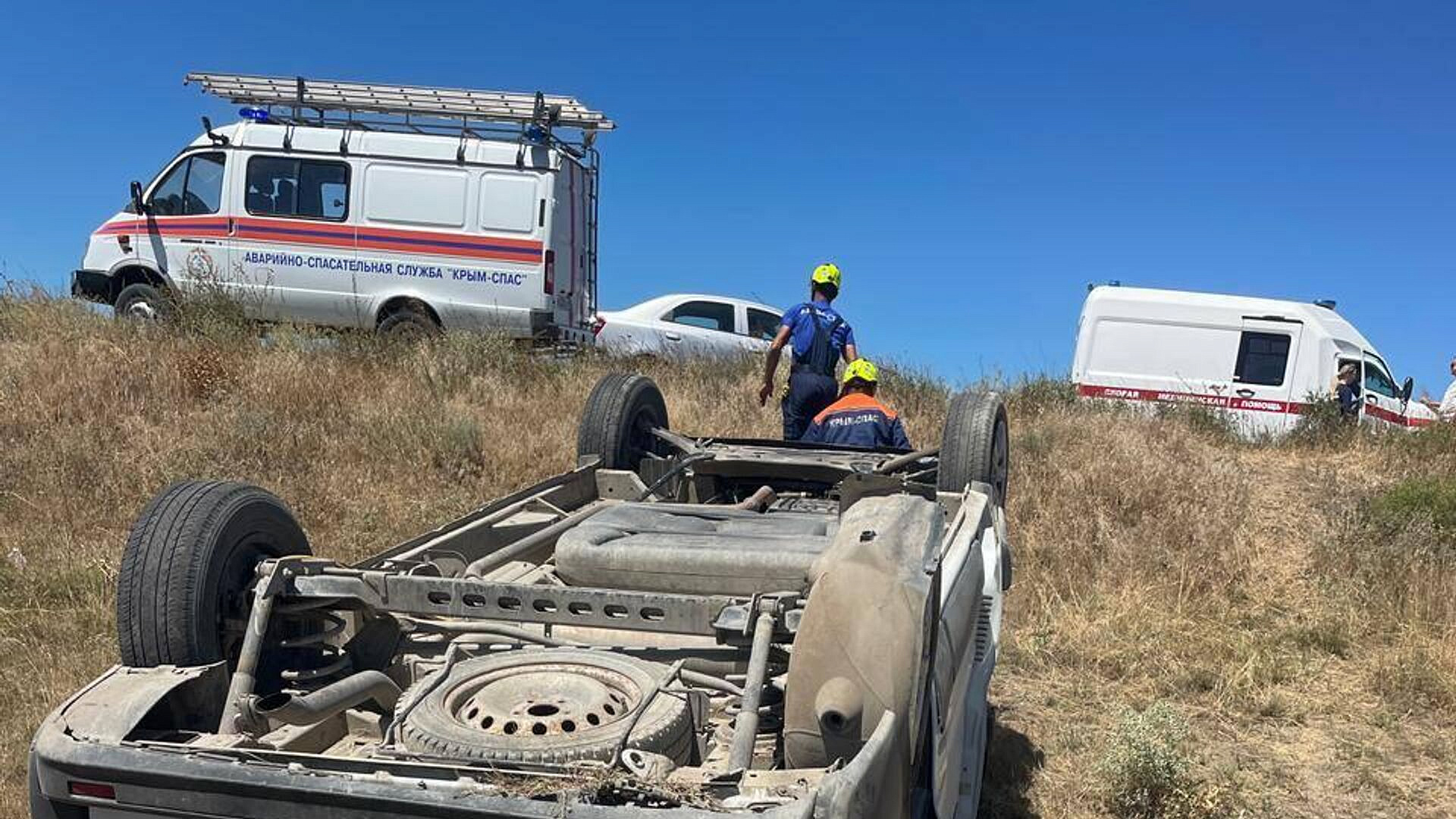 В Крыму госпитализировали трех человек после ДТП с минивэном