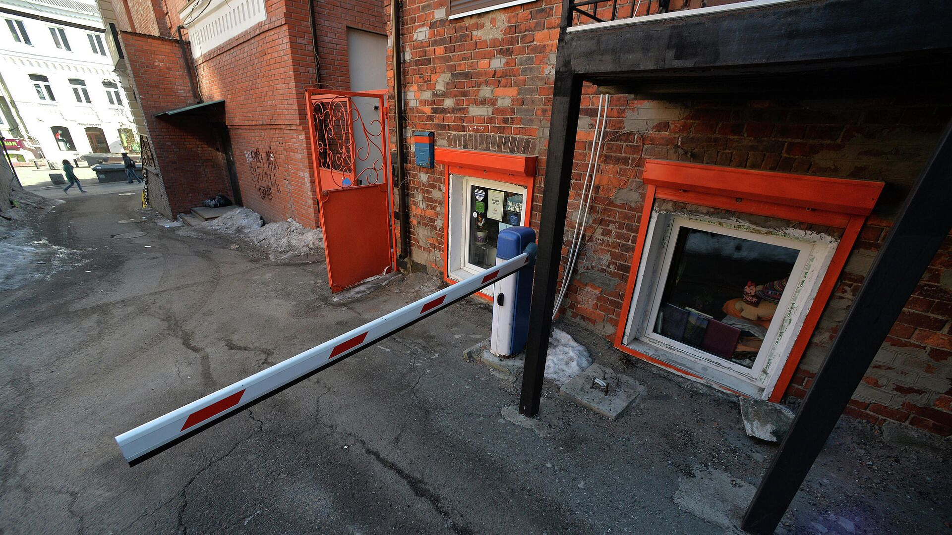 Россиян предупредили о штрафах за незаконную установку шлагбаума