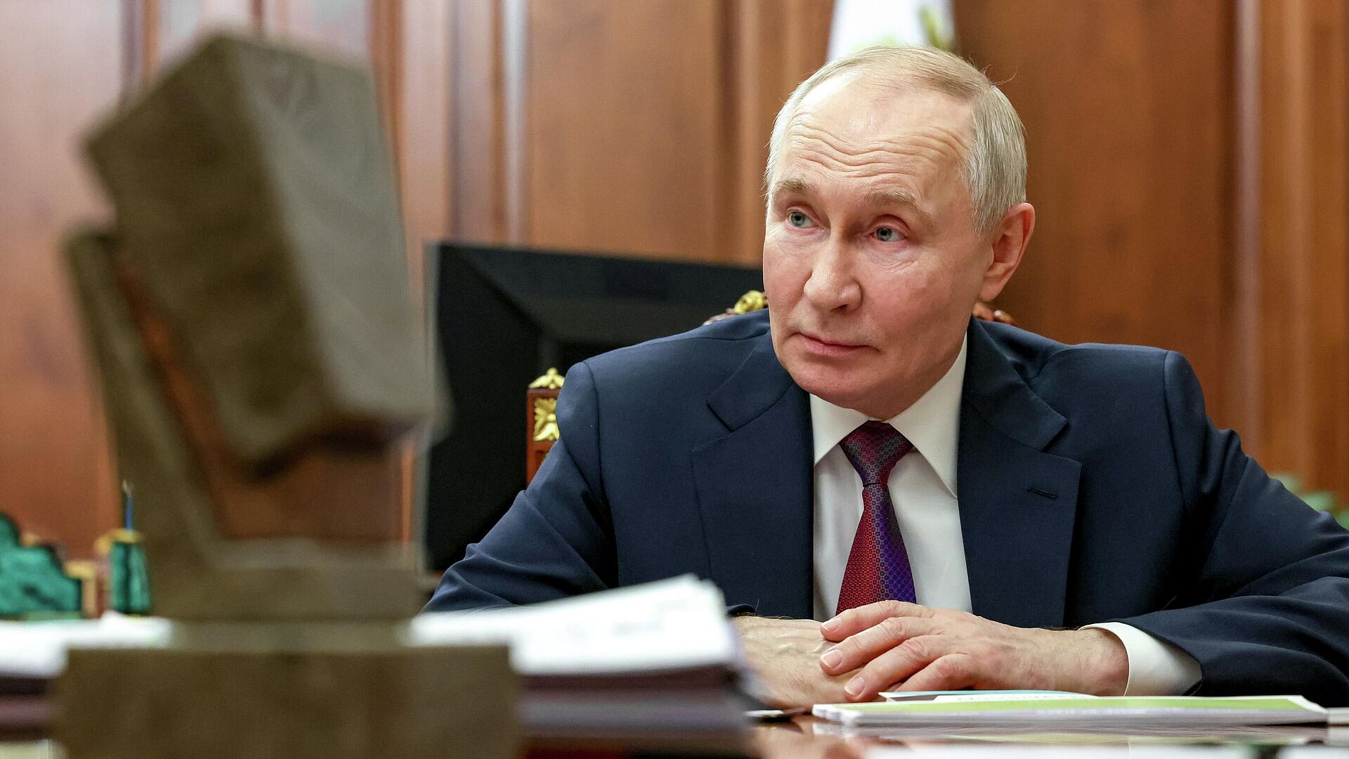 Шмелева показала Путину камень, символизирующий создание школы в Казахстане