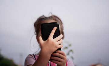 Премьер Чехии выступил за запрет соцсетей для детей до 15 лет