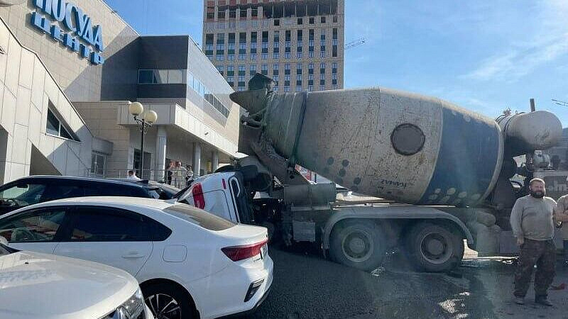 В Чебоксарах бетономешалка повредила семь машин на парковке