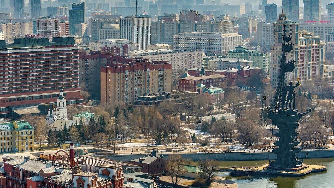 Деревянный настил возле памятника Петру Первому обновили в Москве