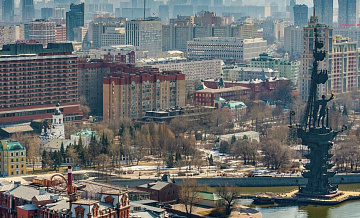Деревянный настил возле памятника Петру Первому обновили в Москве