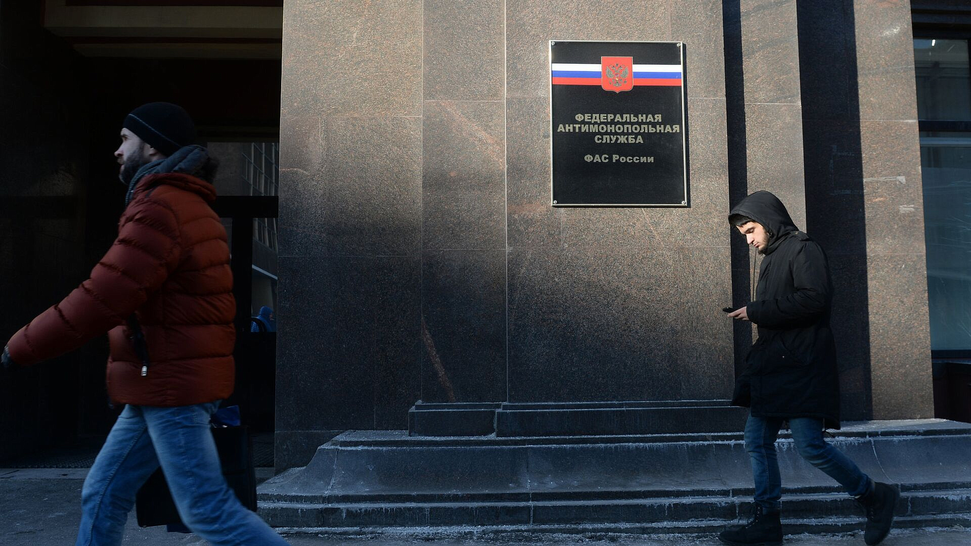 ФАС сделала МТС и "Мегафону" предписание по допплате с абонентов в Крыму