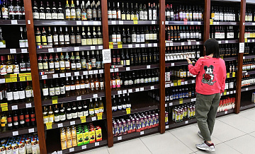 Роскачество оценило риск покупки контрафактного вина в магазине