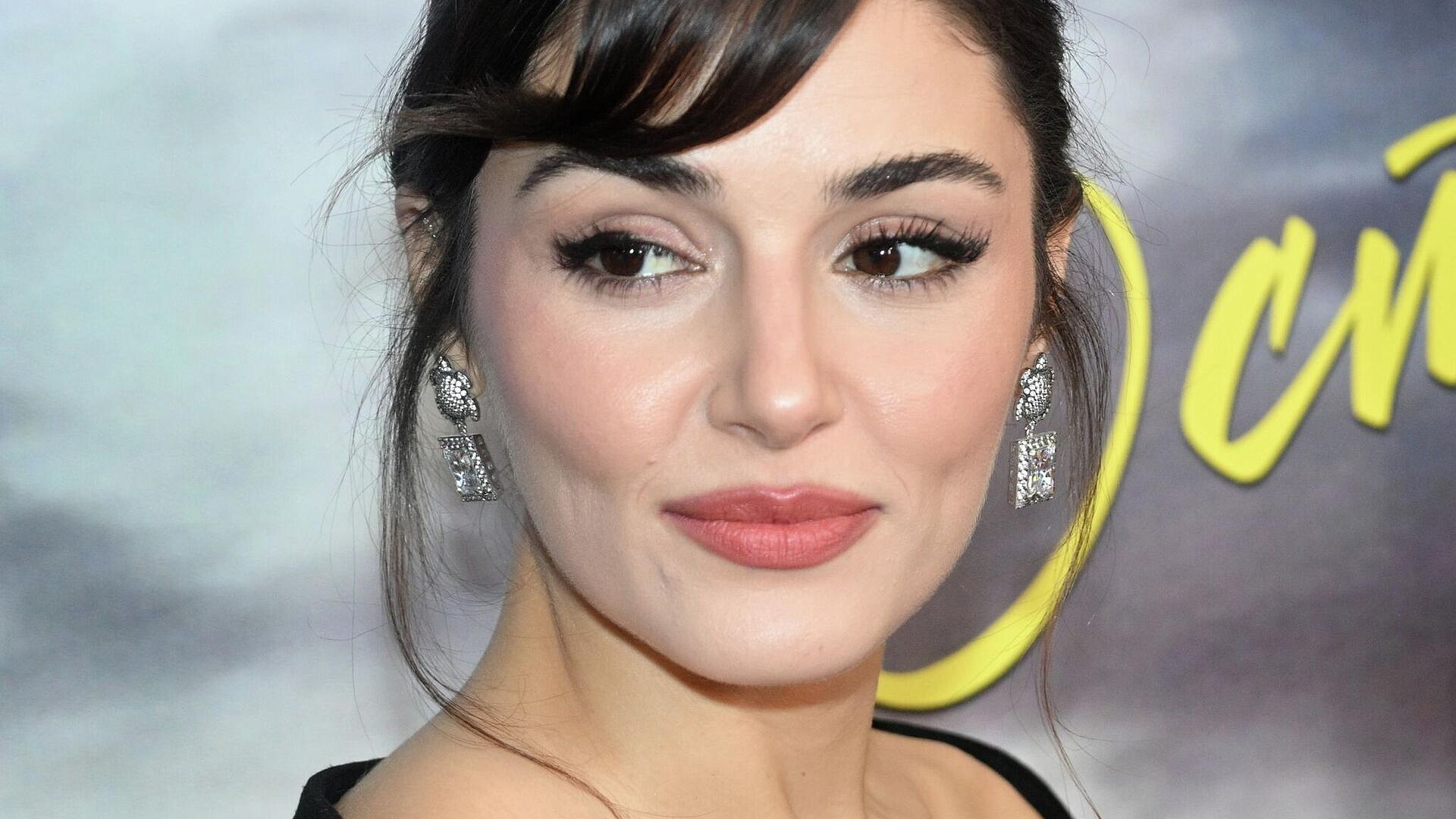 Что сейчас с Ханде Эрчел: арест, скандал с наркотиками, личная жизнь