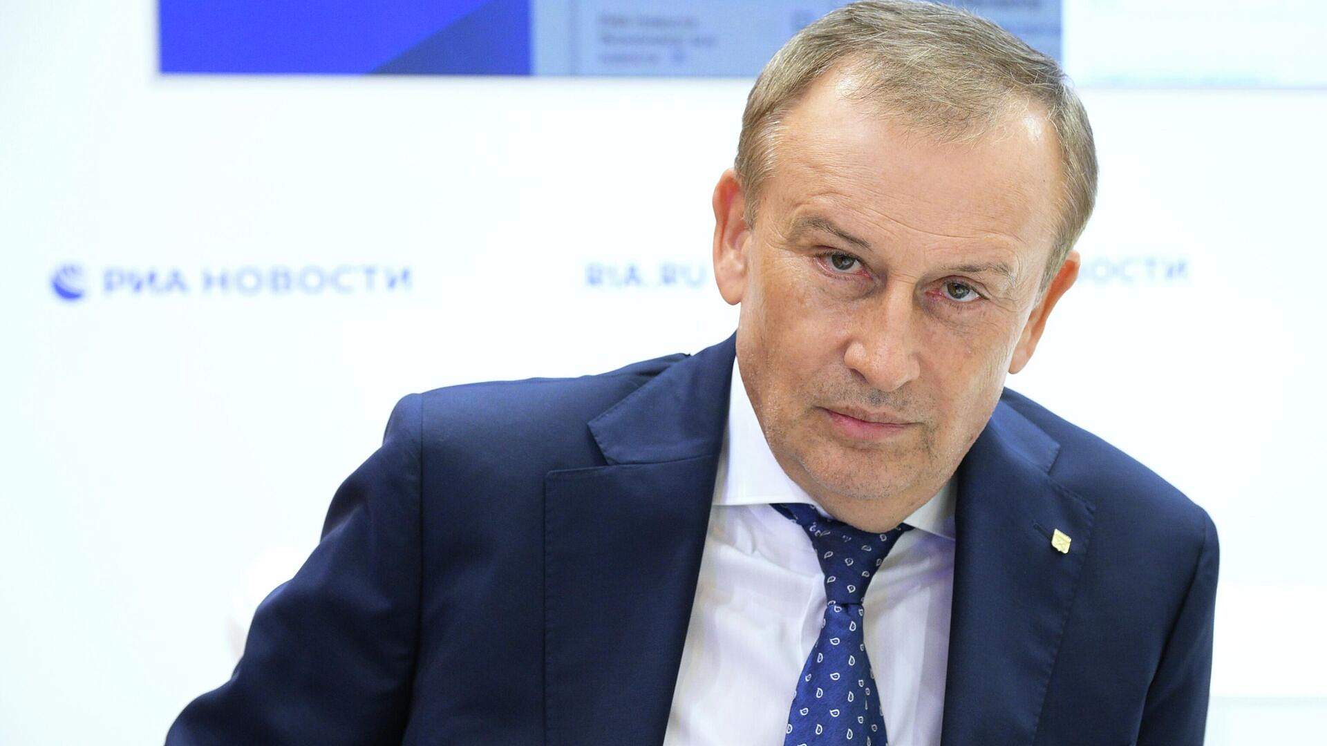 Губернатор Ленобласти принял участие в уборке у храма Сергия Радонежского