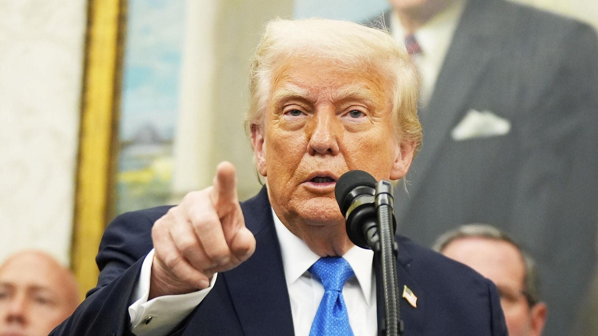 Трамп отчитал репортера за вопрос про подарок от Катара Трамп отчитал репортера за вопрос про подарок от Катара