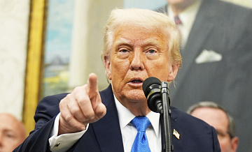 Трамп отчитал репортера за вопрос про подарок от Катара Трамп отчитал репортера за вопрос про подарок от Катара