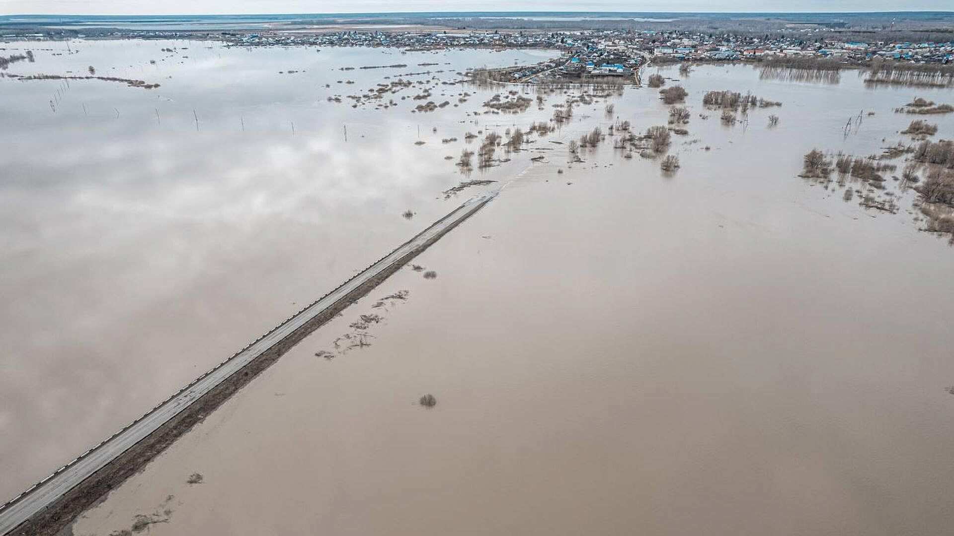 Уровень воды в реке Ишим в селе Викулово приближается к критической отметке