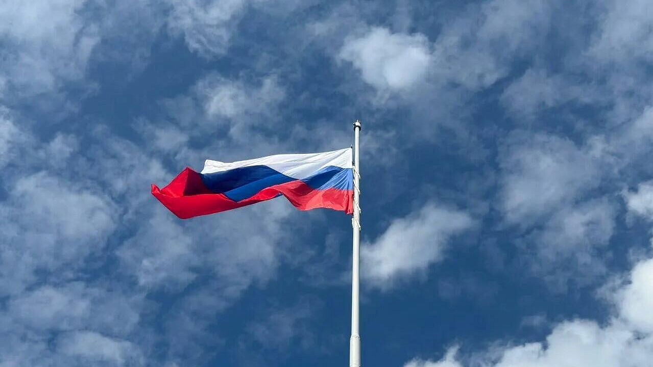 В Белгороде на меловой горе подняли  государственный флаг в День России 