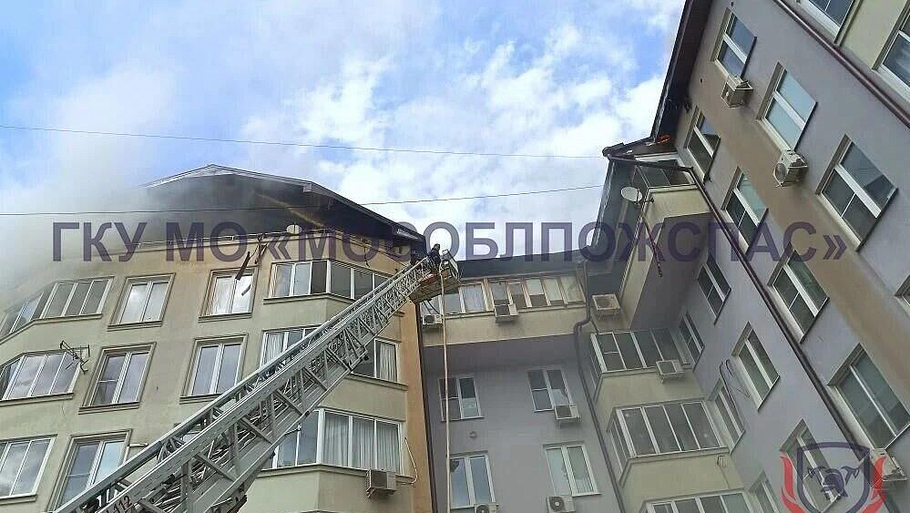 МЧС рассказало о тушении пожара в многоэтажке в Звенигороде