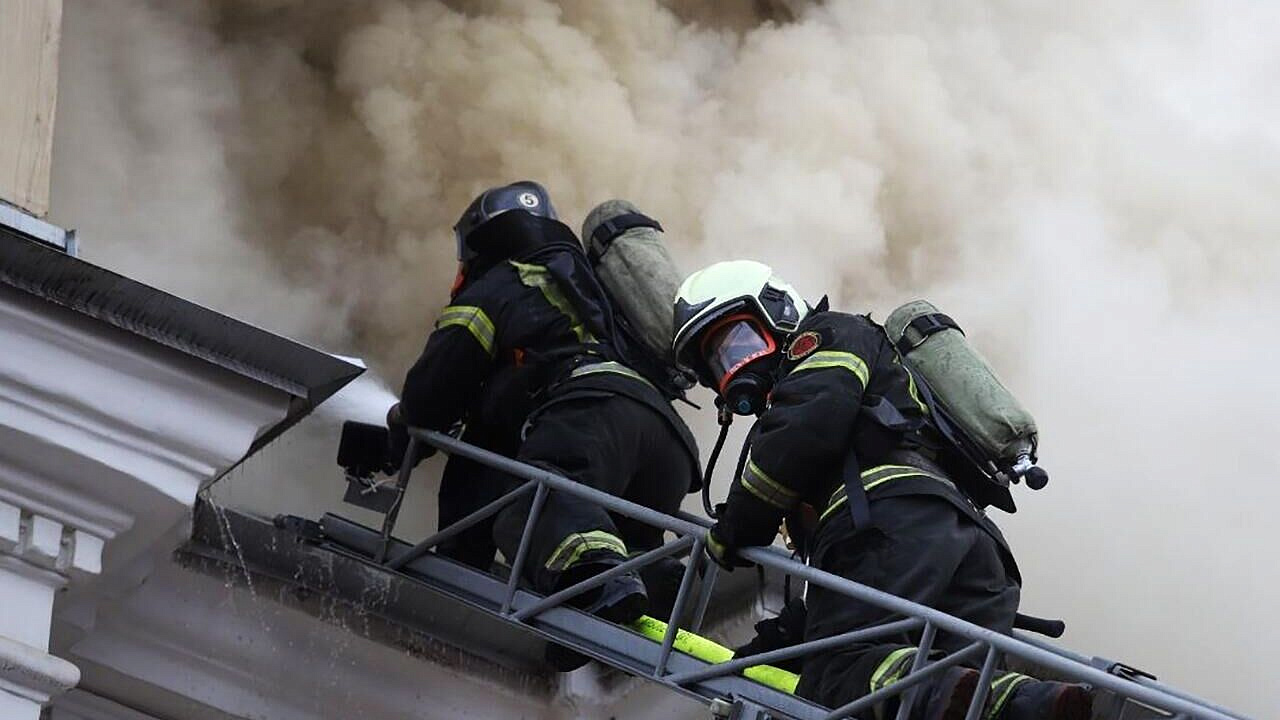 В подмосковной Яхроме загорелось деревянное двухэтажное здание