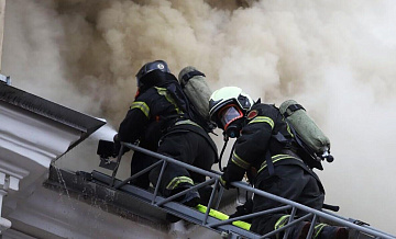 В подмосковной Яхроме загорелось деревянное двухэтажное здание