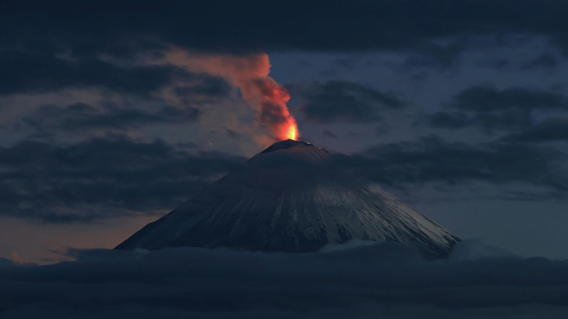 Ключевской вулкан на Камчатке произвел очередной мощный пепловый выброс