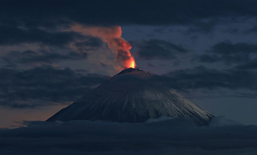 Ключевской вулкан на Камчатке произвел очередной мощный пепловый выброс
