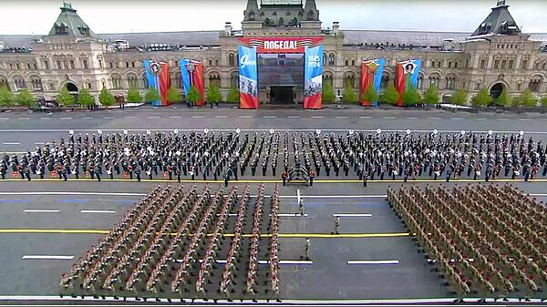 На параде Победы по Красной площади прошла военная техника