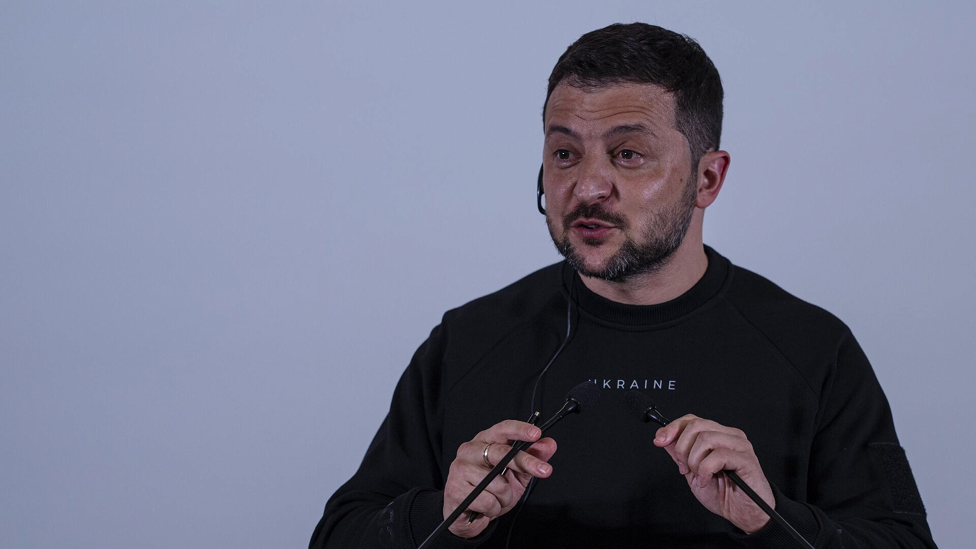 Песков рассказал, что Путин видел кривляния Зеленского в Париже