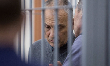 Экс-губернатор Сахалина помогает ремонтировать колонию