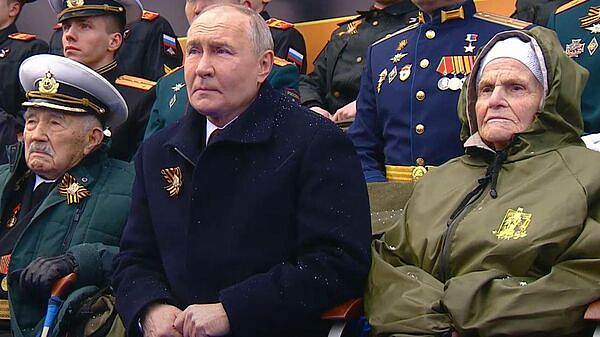 Ветераны, защищавшие Москву и Сталинград, смотрят парад рядом с Путиным